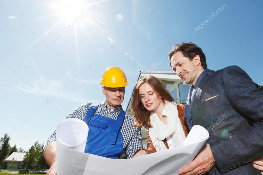Foreman shows house plans 