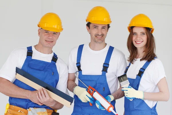 Gruppe von Bauarbeitern in Schutzhelmen mit Werkzeug — Stockfoto