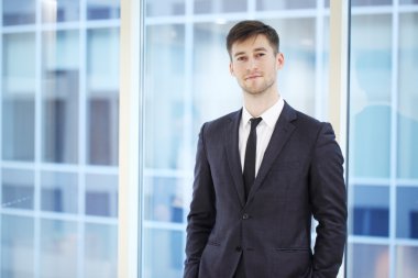 Kapalı bir genç yakışıklı işadamı portresi