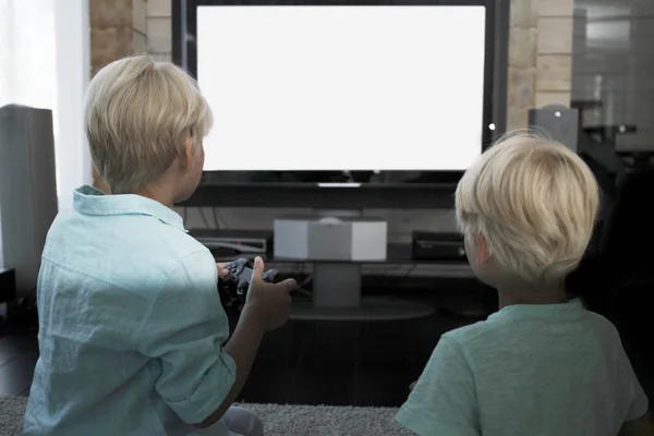 Crianças jogando videogames — Fotografia de Stock