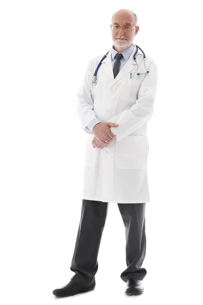 Retrato de comprimento total de um médico maduro isolado em fundo branco — Fotografia de Stock