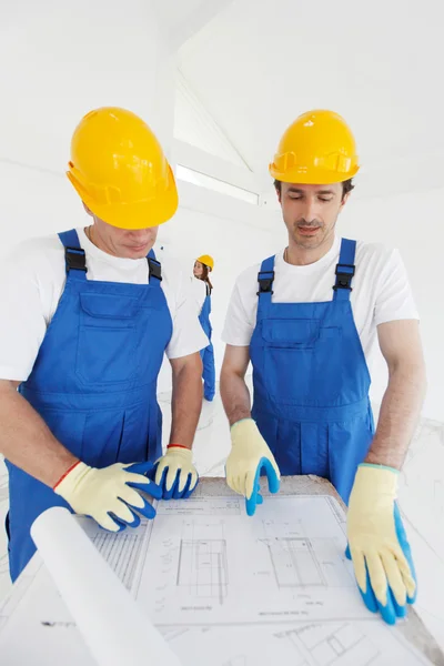 Builders looking at plan — Stock Photo, Image