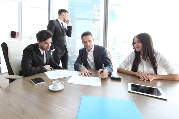 Mensen uit het bedrijfsleven samenwerken tijdens een vergadering — Stockfoto