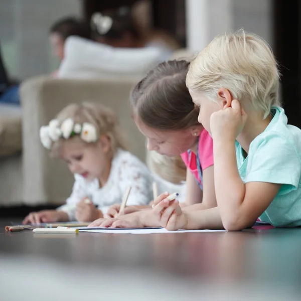 Grupo de niños lindos dibujo con lápices de colores en el suelo —  Fotos de Stock