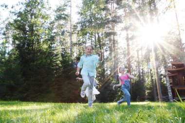 Parkta koşan çocuklar