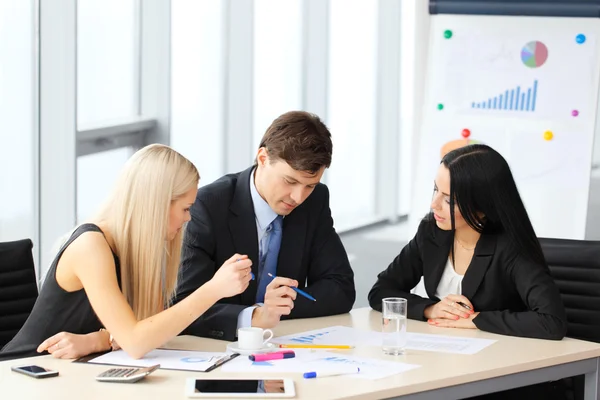 Lagarbete av affärsmän — Stockfoto