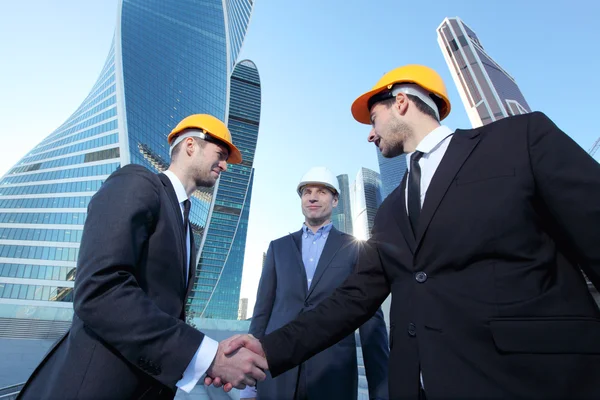 Investor and contractor shaking hands — Stock Photo, Image