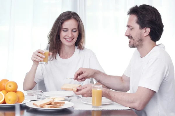 Coppia che fa colazione — Foto Stock