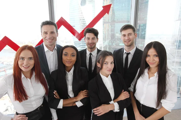 A férfiak és nők az office üzleti csapat nyíl grafikon a jövedelem növekedés portréja — Stock Fotó