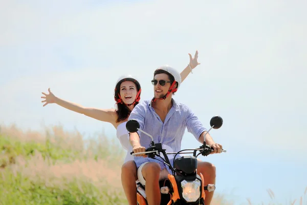 Pareja feliz en un scooter — Foto de Stock