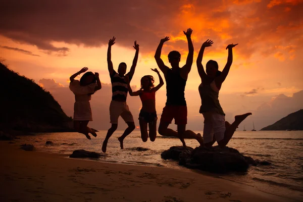 Människor festandet på stranden — Stockfoto