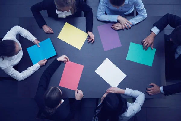 Business folk och färg papper — Stockfoto