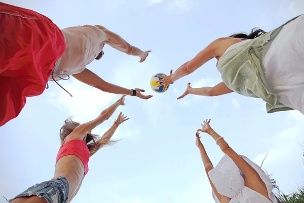 Pessoas que jogam voleibol — Fotografia de Stock