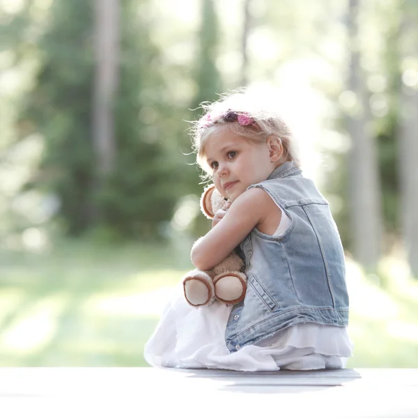 Menina jogando com ursinho de pelúcia — Fotografia de Stock