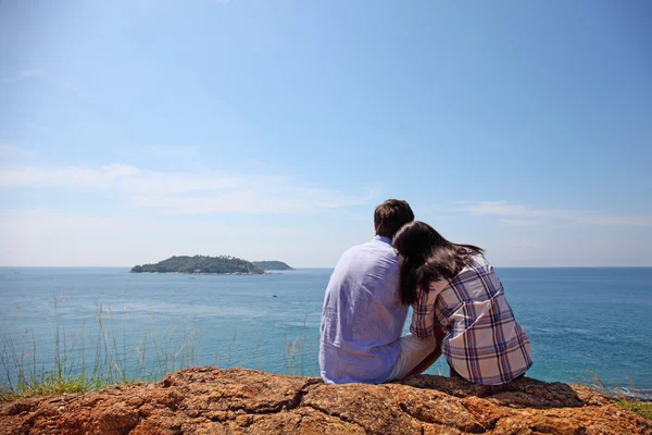 Jovem casal à beira-mar — Fotografia de Stock