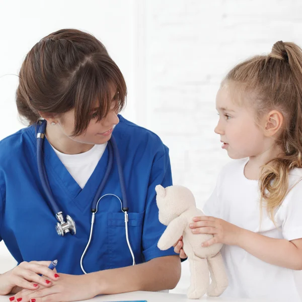 Ärztin und ihr kleiner Patient — Stockfoto