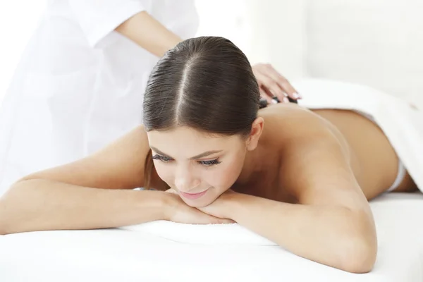 Spa massagem de pedra quente — Fotografia de Stock