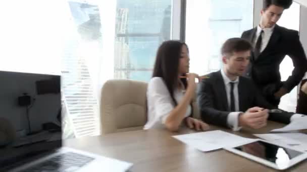 Gente de negocios discuten contrato — Vídeo de stock