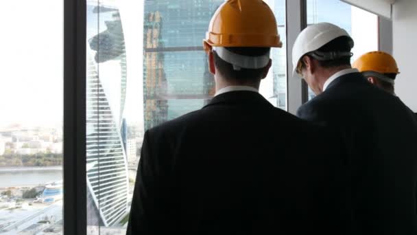 Команда архитекторов смотрит на небоскребы — стоковое видео