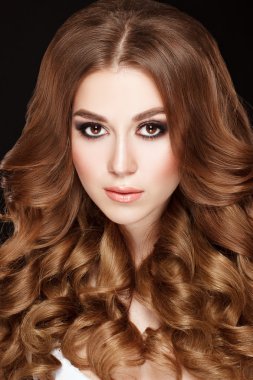 kıvırcık saç modeli ile güzel bir kadın