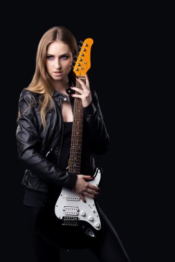 Gitarlı kadın
