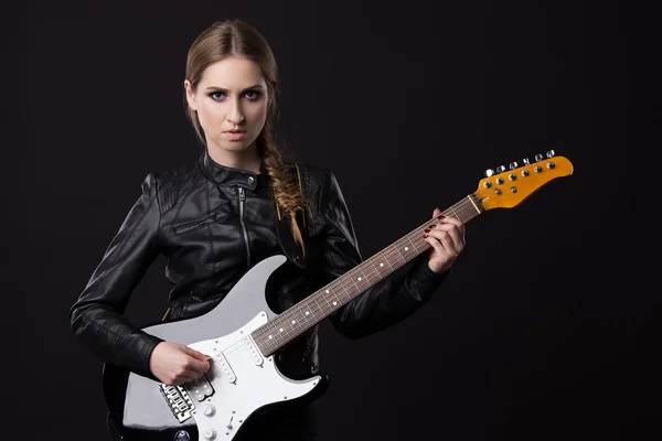 Kadın gitar çalıyor.