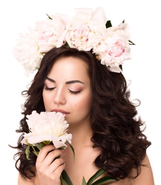 kıvırcık saç modeli ile güzel bir kadın
