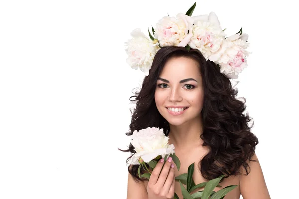 kıvırcık saç modeli ile güzel bir kadın