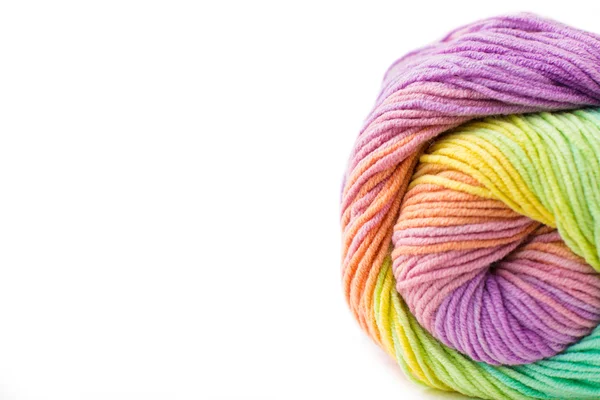 Beyaz arka plan üzerinde renkli iplik