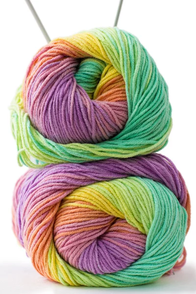 Beyaz arka plan üzerinde renkli iplik