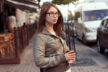 Güzel kız sokakta yürüyor