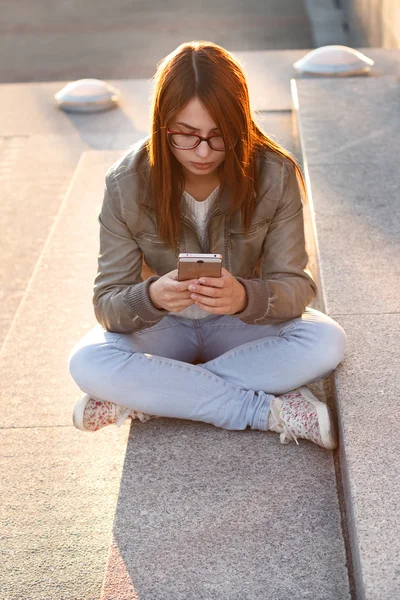 Cep telefonu olan kız