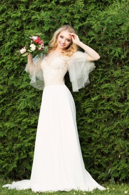 park içinde güzel bir gelin