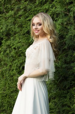 park içinde güzel bir gelin