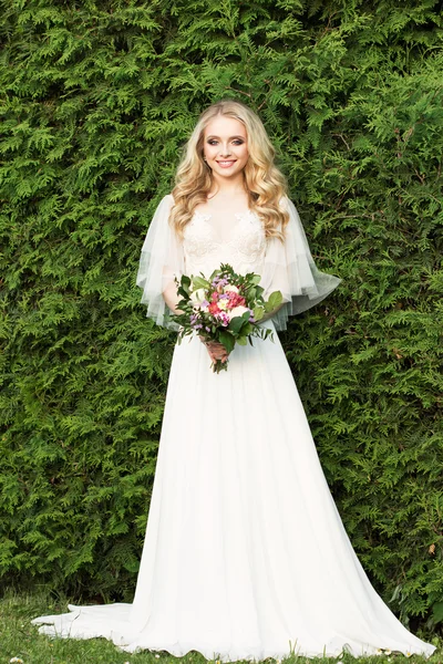 park içinde güzel bir gelin