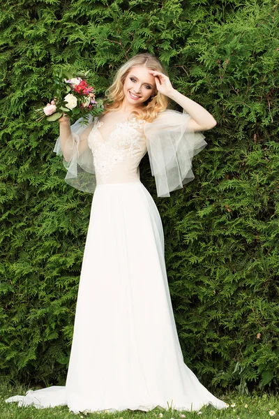 park içinde güzel bir gelin