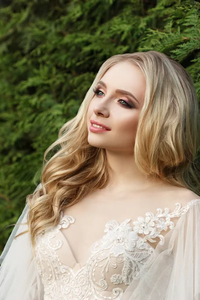 park içinde güzel bir gelin