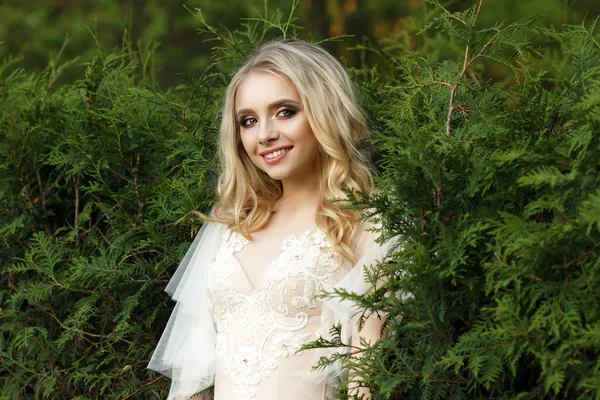 park içinde güzel bir gelin