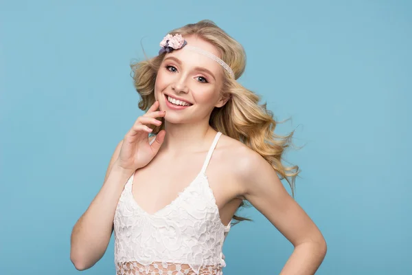 Bir neşeli sarışın kız portresi