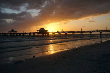 Denizde gün batımı ve iskele