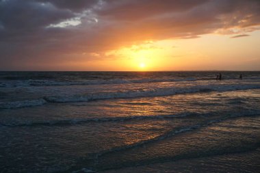 Sarı güneş ve okyanus suları 