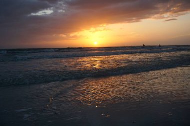 Okyanusta güzel bir gün batımı