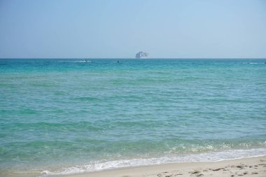 Okyanusta bir gemi gezisi.