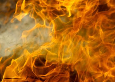 Yangın ve duman, dumanlı arka planda izole yangın efekti