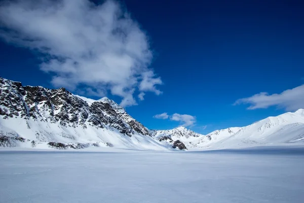 Арктическая весна на юге Шпицбергена — стоковое фото