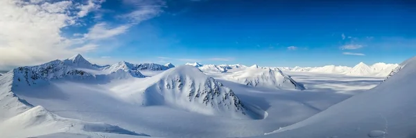 Arktyczny wiosna w Spitsbergen. — Zdjęcie stockowe