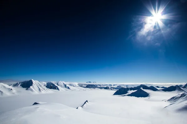 Arktischer Frühling auf Spitzbergen. — Stockfoto