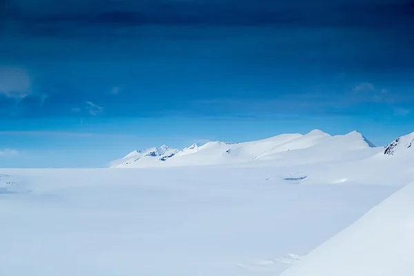 Arktyczny wiosna w Spitsbergen. — Zdjęcie stockowe