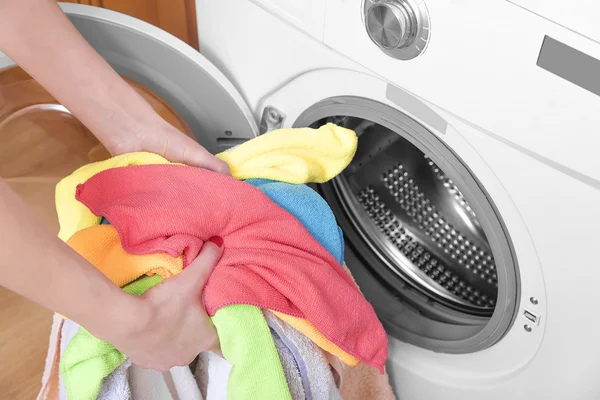 Kadın ve çamaşır makinesi. — Stok fotoğraf