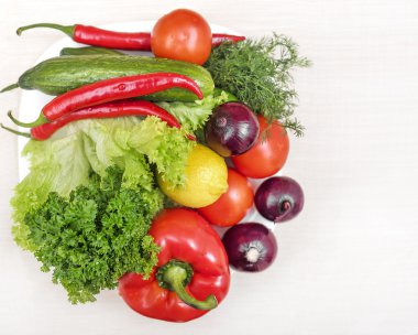 Bir tabak salata sebze.